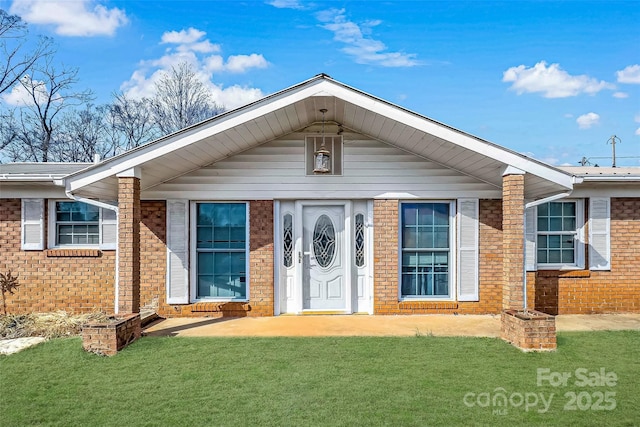 view of front facade with a front yard