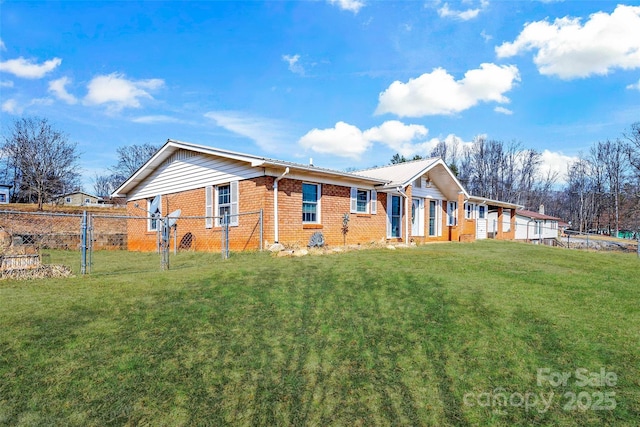 view of front of property featuring a front lawn