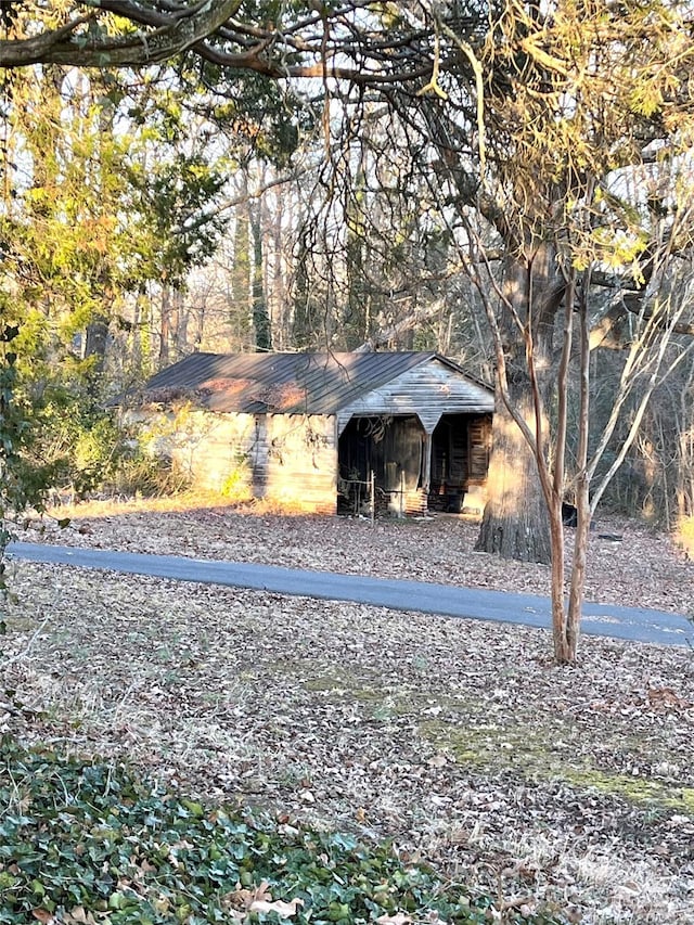 view of yard with an outbuilding