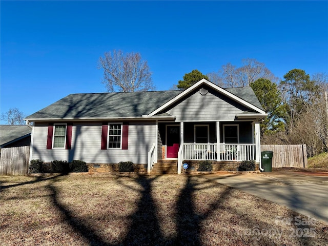 single story home featuring a front yard and covered porch