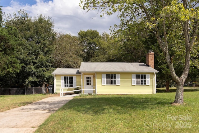 ranch-style house featuring a front lawn