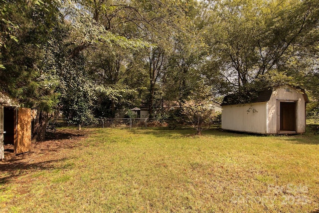 view of yard featuring a storage shed