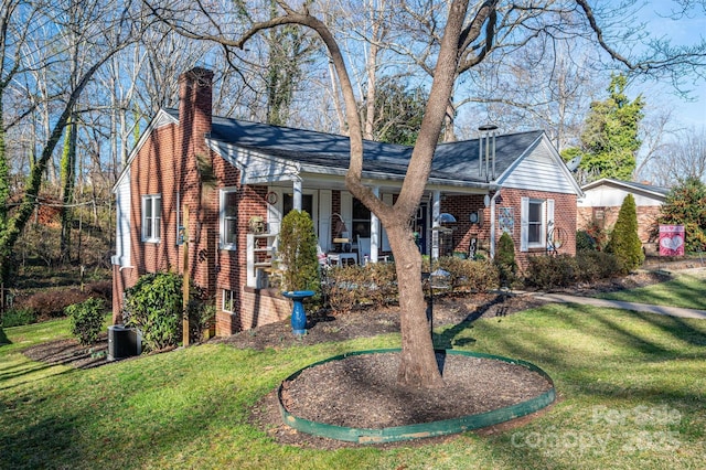 view of front of property featuring a porch and a front yard