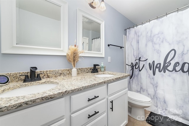 full bathroom featuring a shower with shower curtain, a sink, toilet, and double vanity