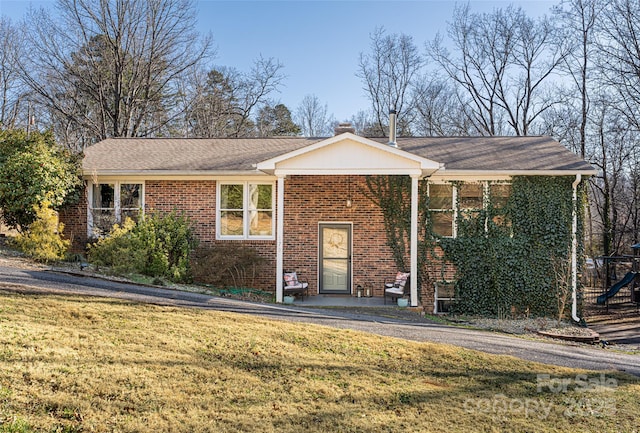 view of front facade with a front lawn