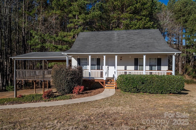 view of front facade featuring a front lawn and covered porch