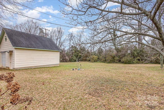 view of yard with a garage and an outdoor structure