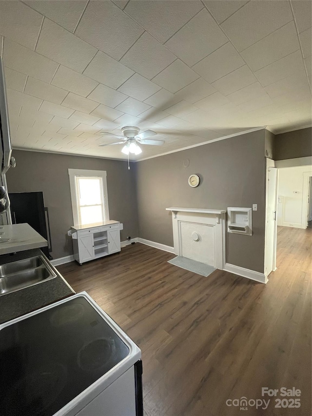 washroom featuring crown molding, dark wood-type flooring, sink, and ceiling fan