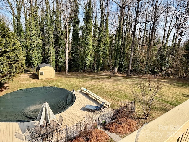 view of yard featuring a storage shed