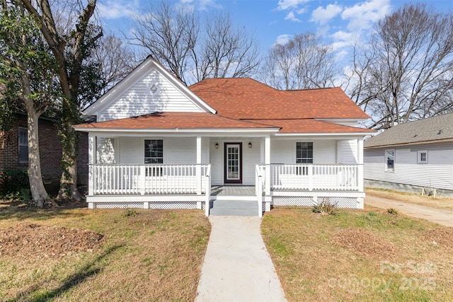 view of front of property featuring covered porch and a front lawn