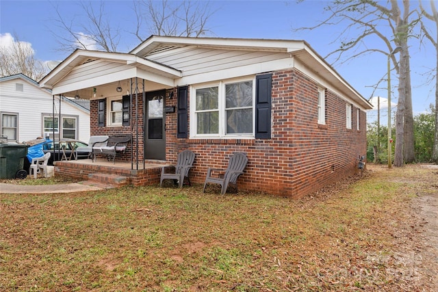 view of front of house with a front lawn