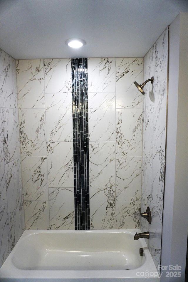 bathroom with tiled shower / bath