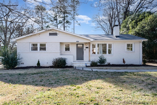 ranch-style house featuring a front yard