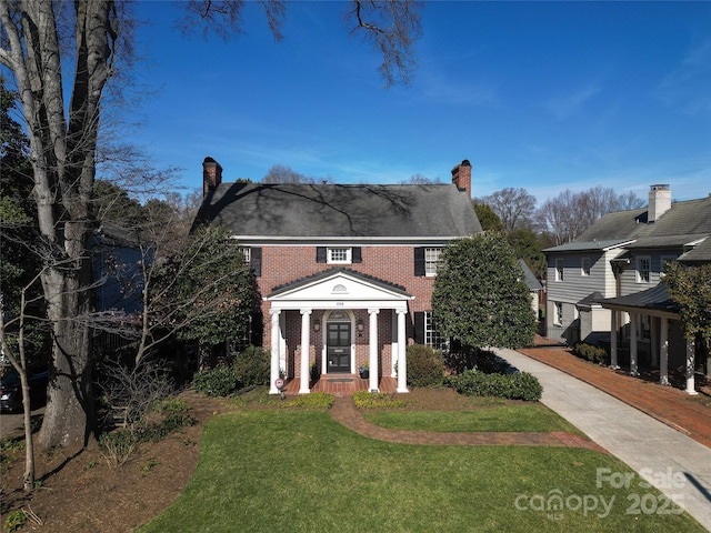 view of front of property featuring a front yard