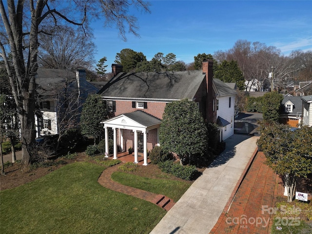 view of front of property featuring a garage and a front yard