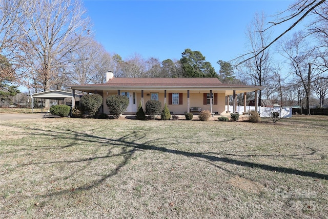 view of front of home with a porch, a carport, and a front yard