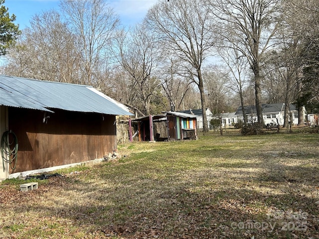 view of yard featuring an outbuilding