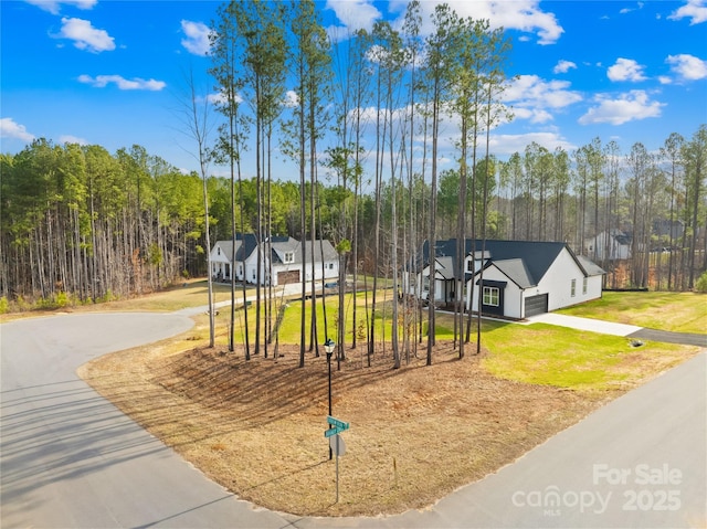 view of front of home featuring a front yard