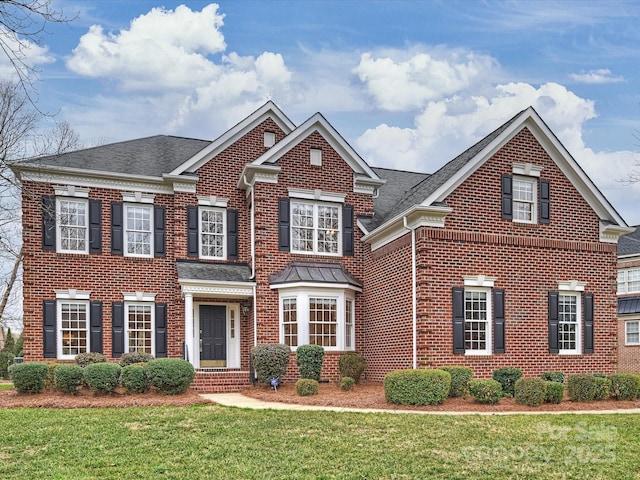 view of front facade featuring a front lawn