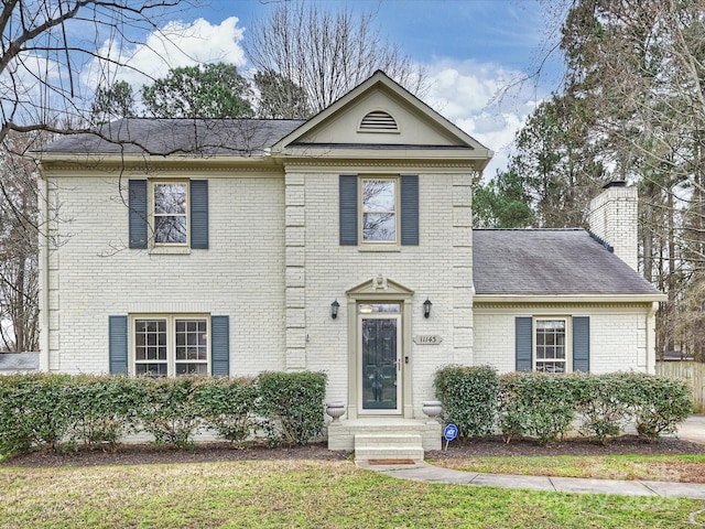 view of front of property featuring a front lawn