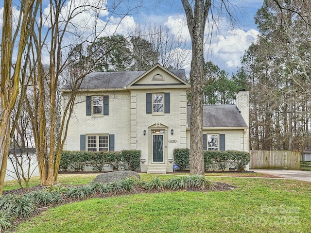 view of front facade with a front lawn