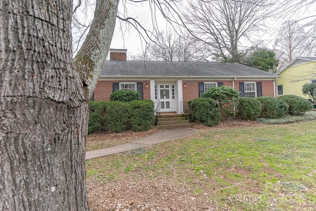 single story home featuring a front yard