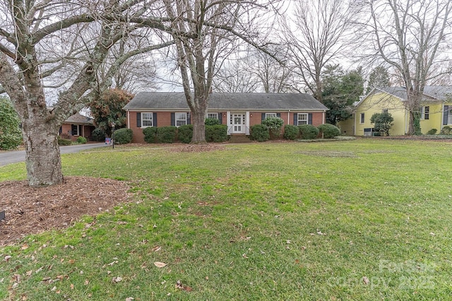 single story home with a front lawn