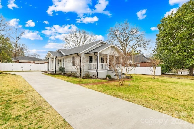 view of front of property featuring covered porch and a front lawn