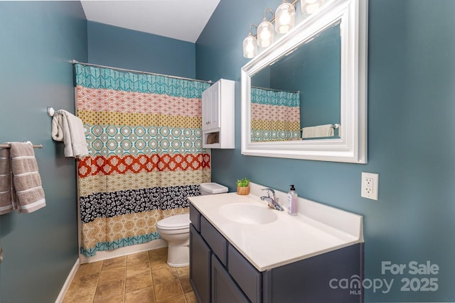 bathroom featuring a shower with curtain, vanity, and toilet