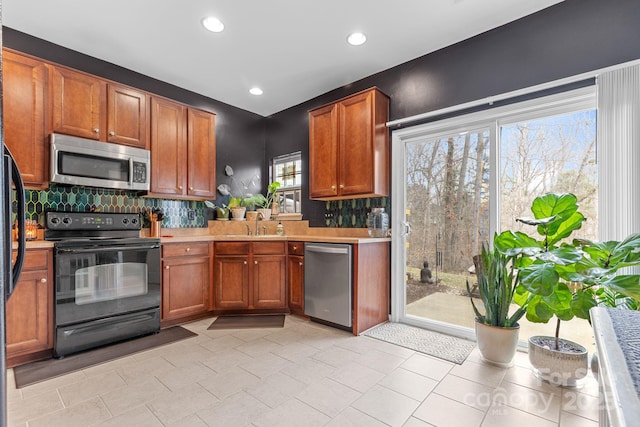 kitchen with tasteful backsplash, sink, and stainless steel appliances