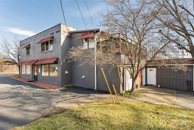 view of front of home with a front yard