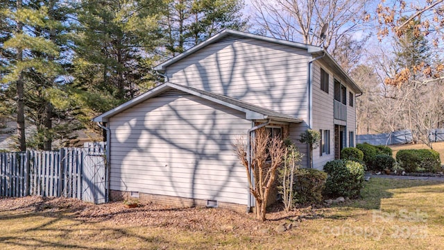 view of side of property featuring a lawn