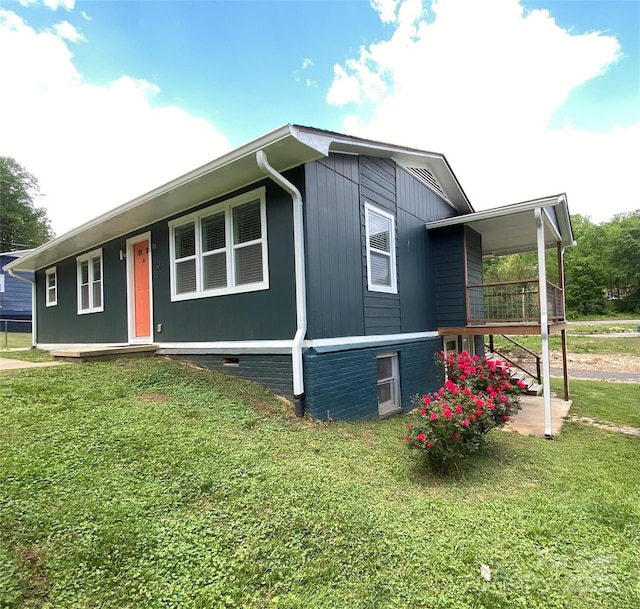 view of front facade with a front yard and crawl space