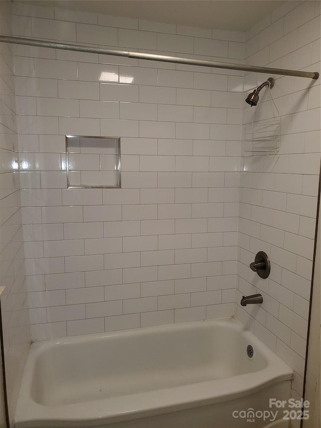 bathroom with tiled shower / bath