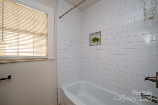 bathroom featuring tiled shower / bath