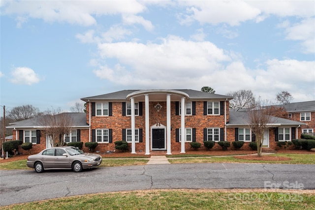 view of front of home featuring a front yard