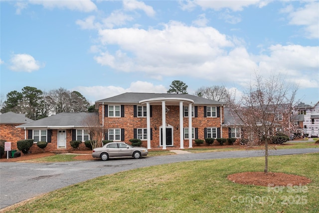 view of front facade with a front lawn