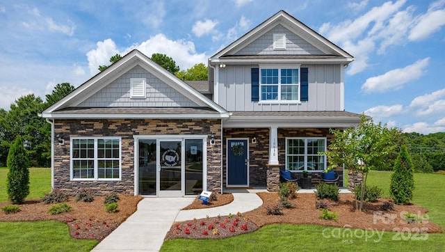 craftsman-style house featuring a front yard