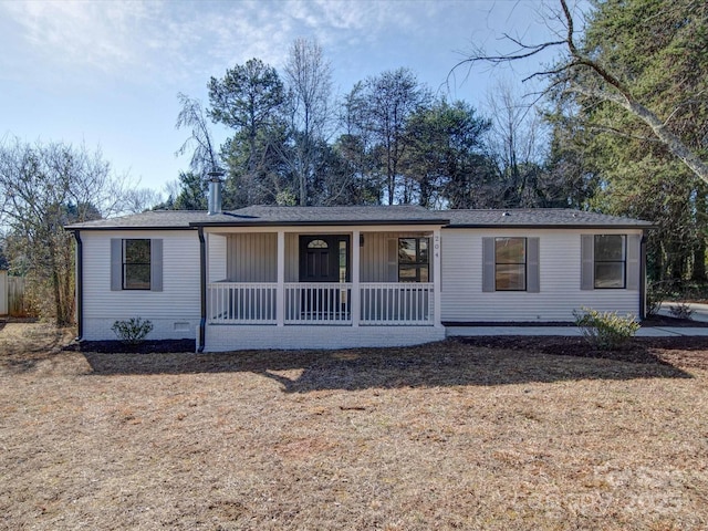 view of front facade featuring covered porch and a front lawn