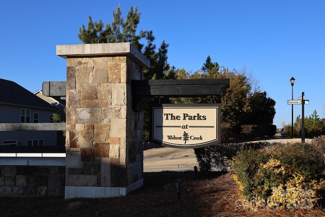 view of community / neighborhood sign