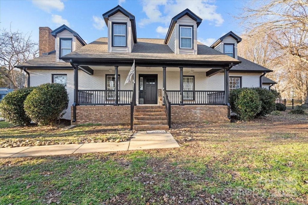 view of front of property featuring a porch and a front lawn