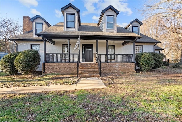 view of front of property featuring a porch and a front lawn