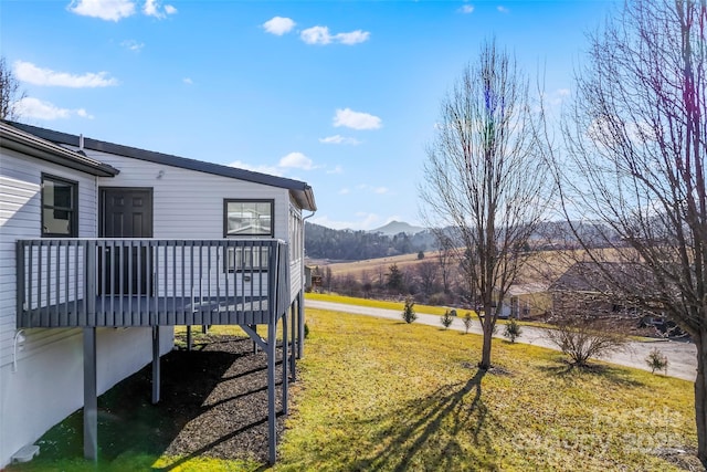 view of yard featuring a mountain view