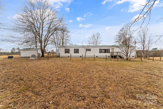 view of front of home featuring a storage shed and a front yard