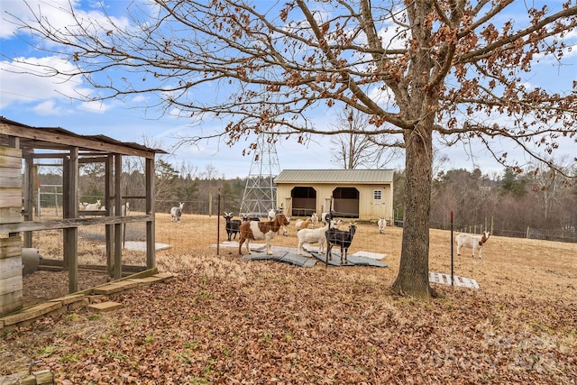 view of yard featuring an outbuilding