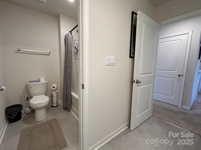 bathroom featuring toilet and shower / bath combo