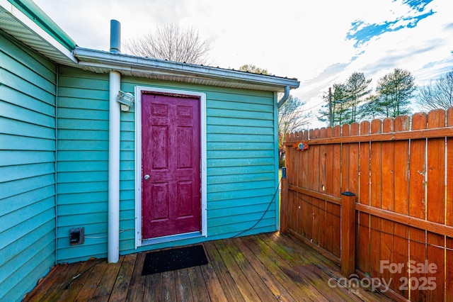 property entrance with a wooden deck