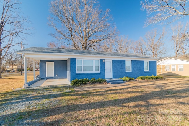 single story home with a front lawn