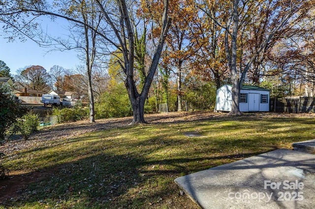 view of yard featuring a shed