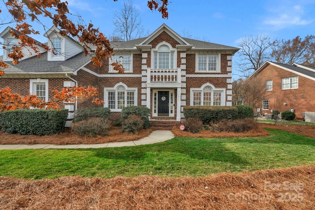 view of front of property featuring a front lawn